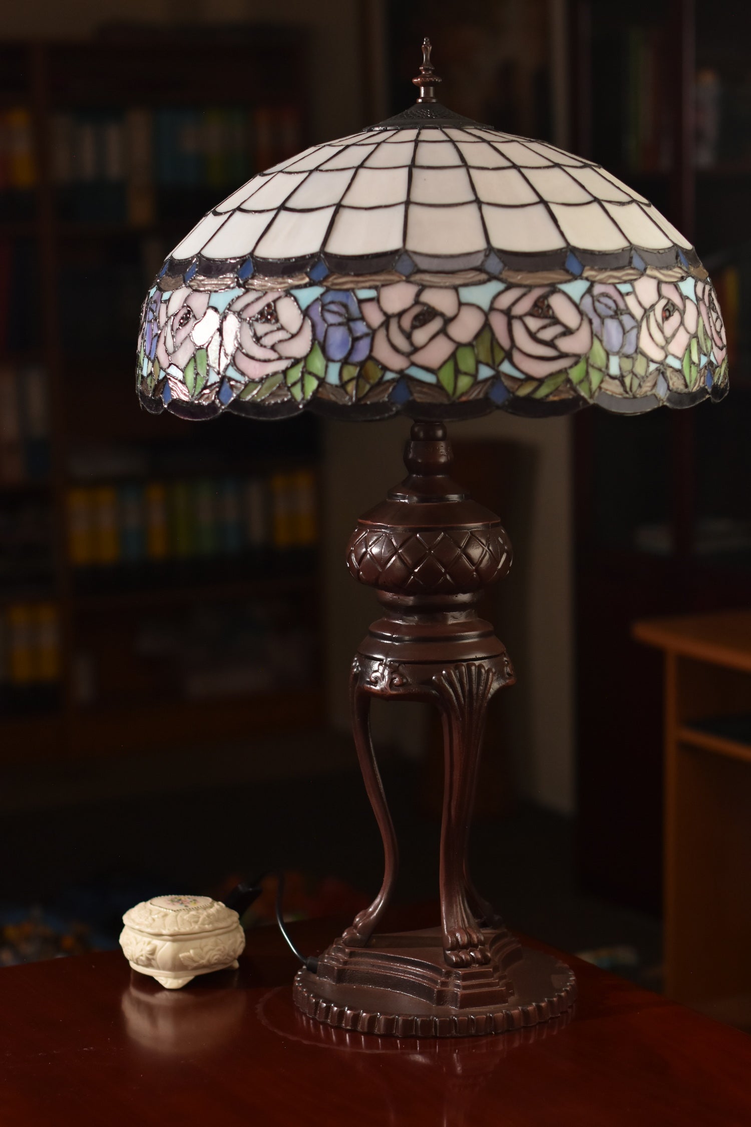 Huge 20" Tiffany Reproduction Chandell Rose Traditional Table Lamp Huge 20" Tiffany Reproduction Chandell Rose Traditional Table Lamp