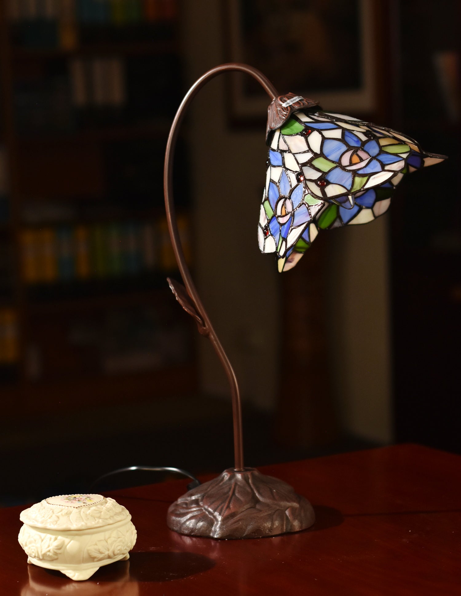 Amazing Flower Iris  Style Tiffany Table Lamp Amazing Flower Iris  Style Tiffany Table Lamp