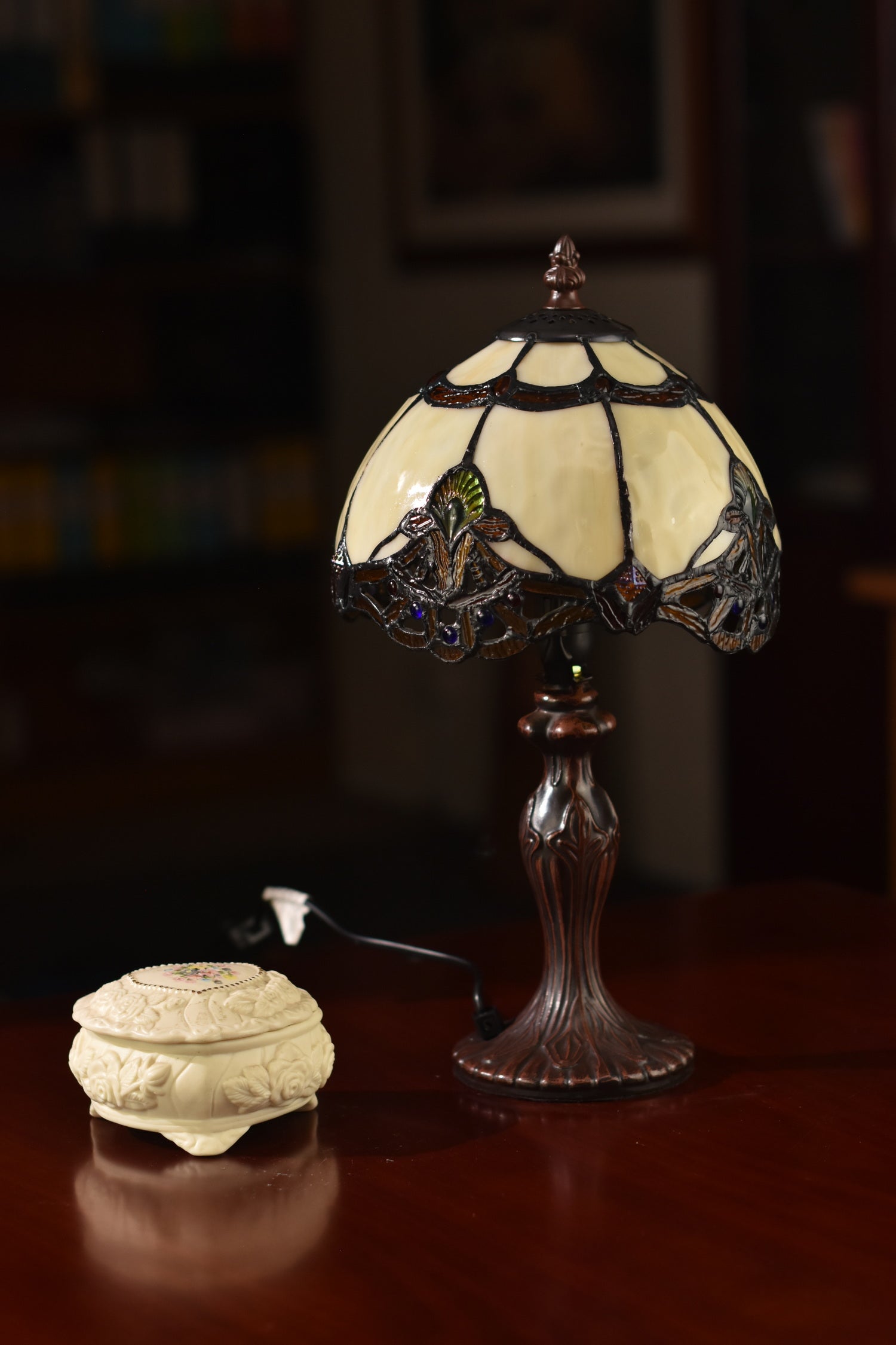 Elegant 8" Beige  Baroque Style Tiffany Mini Lamp