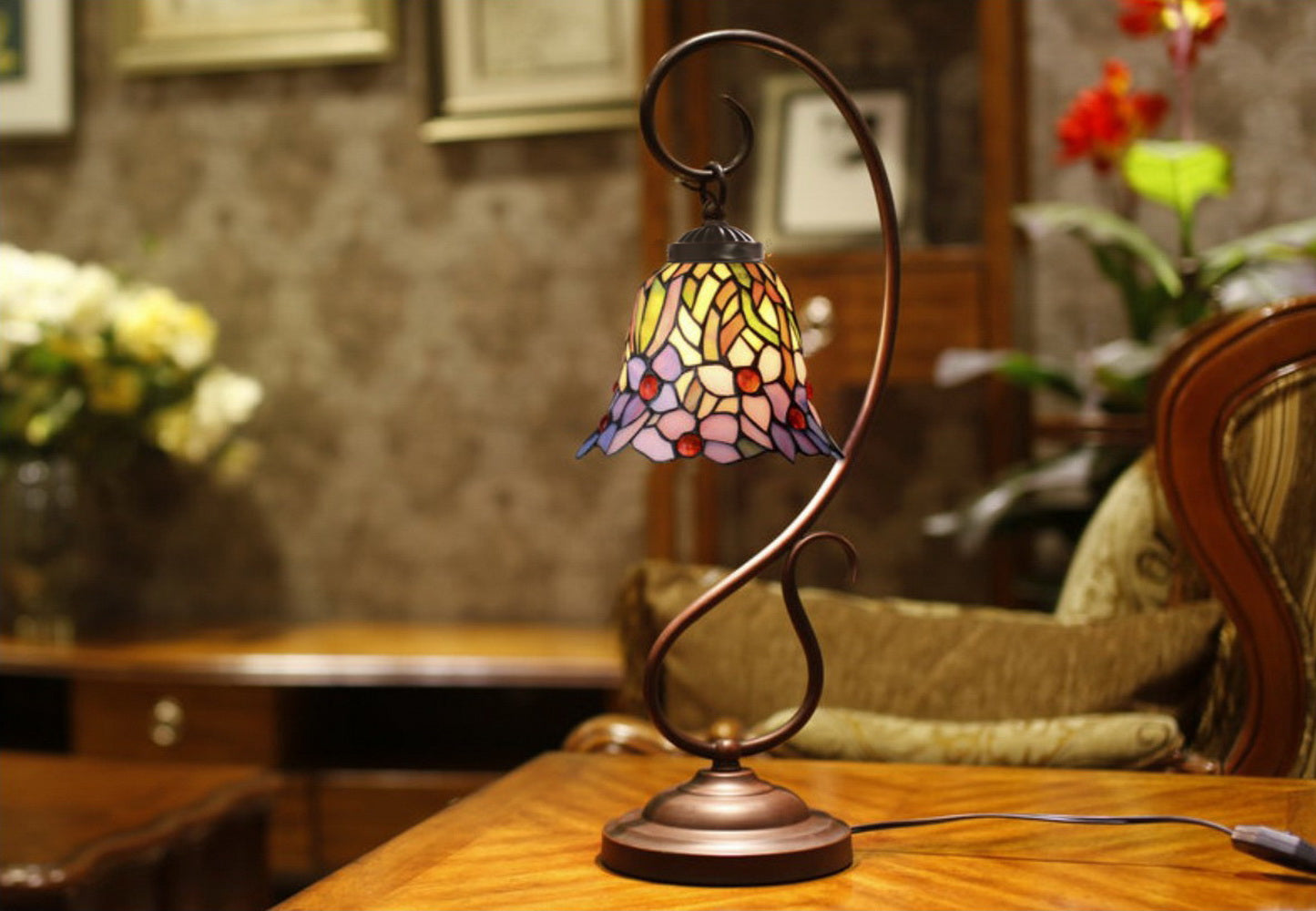 Amazing Iris Flower Tiffany Accent Table Lamp
